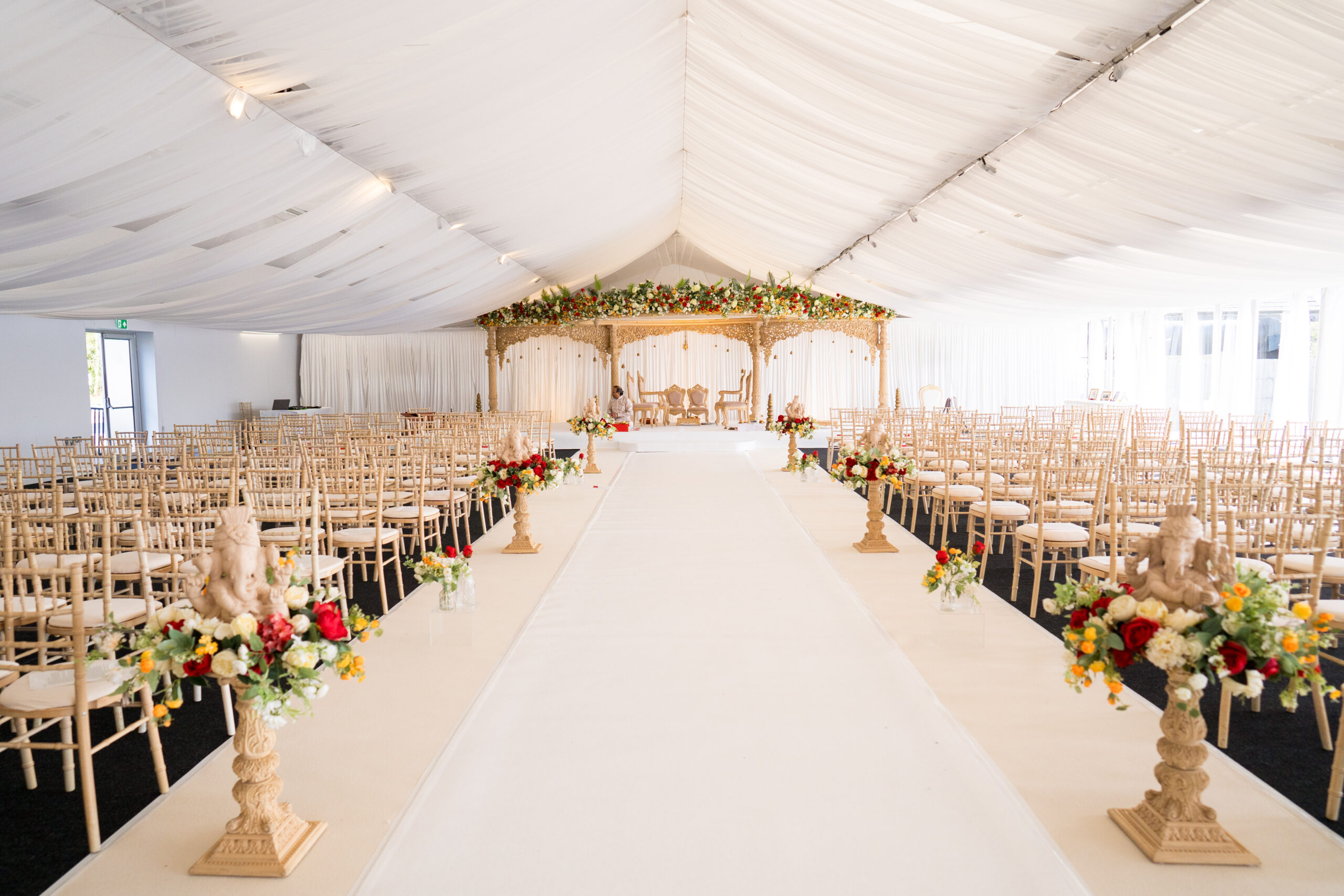 Radhika floating mandap at Devere cotswold - Sai mandaps