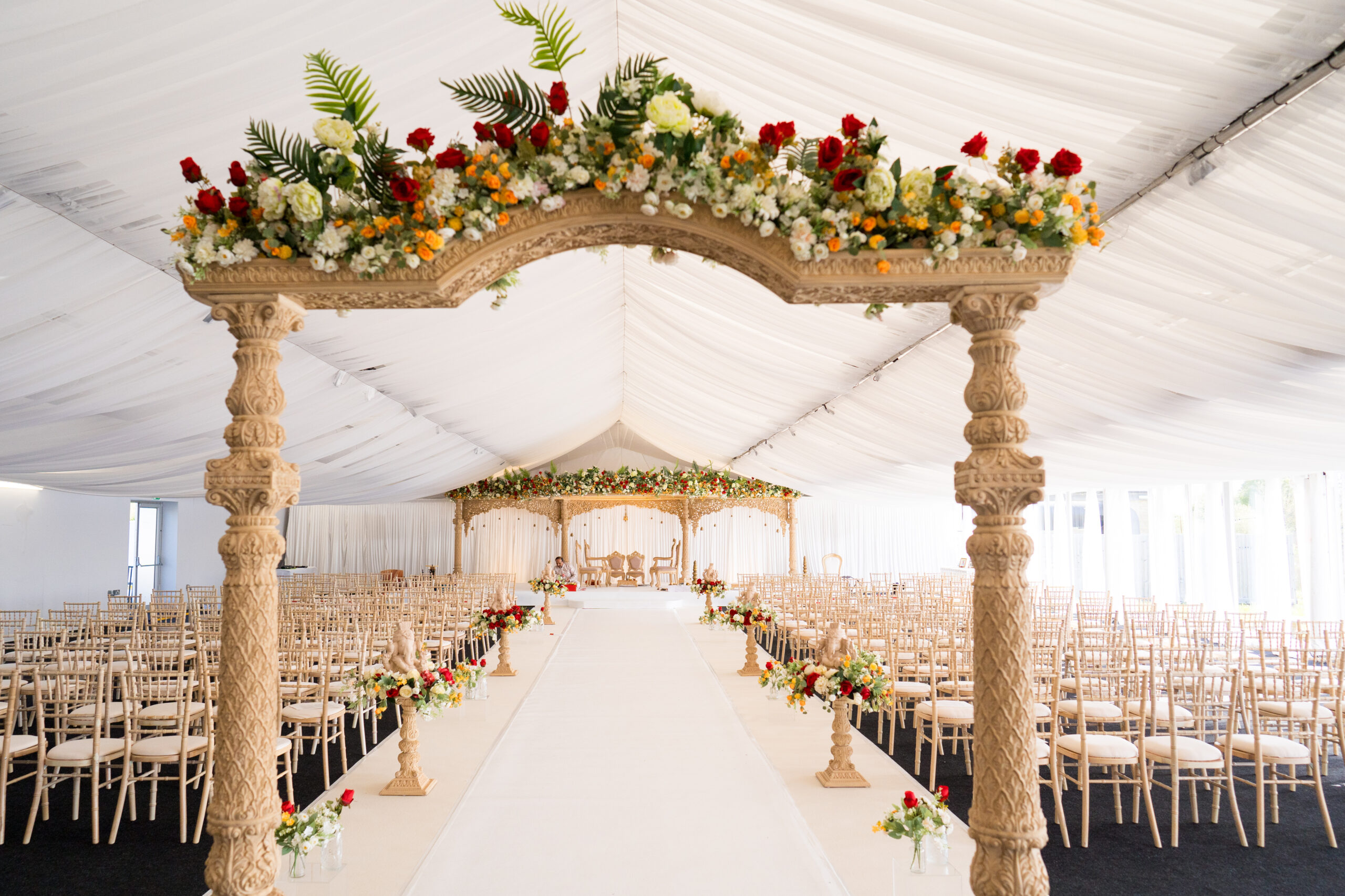 Radhika floating mandap at Devere cotswold - Sai mandaps